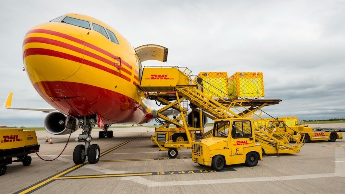 putting cargo in a plane
