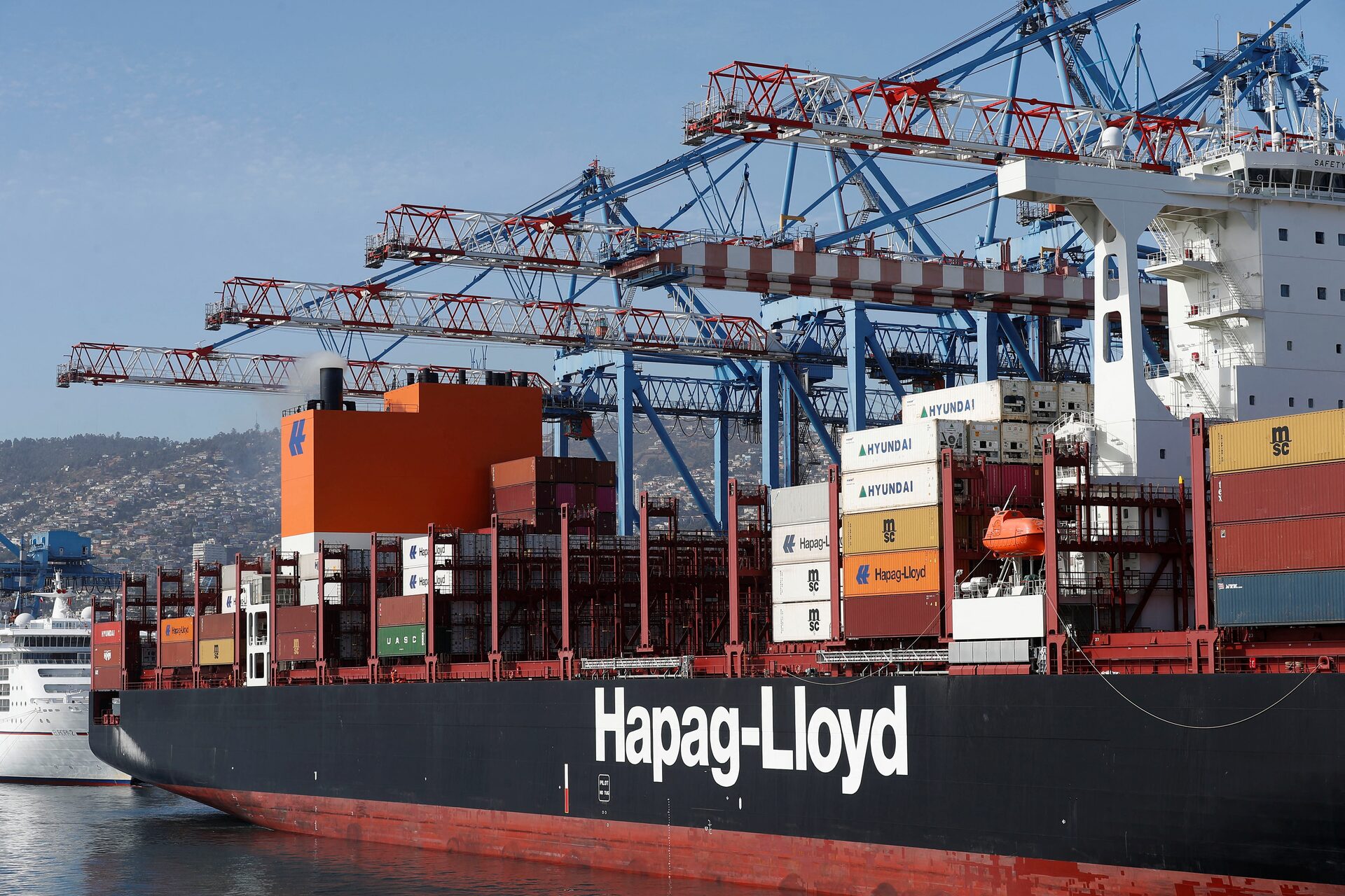 hapay lloyd ship full of containers docked